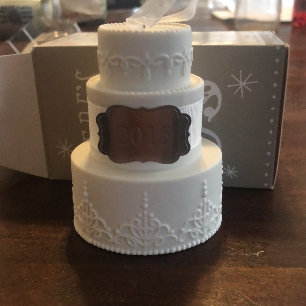 Hallmark Keepsake Christmas Wedding Ornament dated 2015/white wedding cake